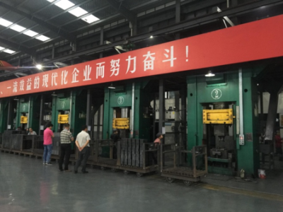 如何提高鎂碳磚質(zhì)量？華隆伺服電動(dòng)螺旋壓磚機(jī)給你答案